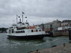 10時近くなったので、港に戻ります。そしてフェリーがやってきました。乗船時にチケットを見せたりするのかと思ったら、何も手続きなしなことに驚きです。