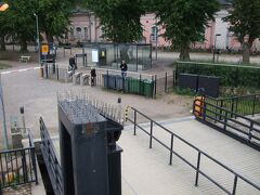 あっという間に、船着場に到着。沢山の観光客が降ります。さて、インフォメーションを・・・と思ったら、インフォメーションセンターは随分先のよう。よく分からないまま、学校の遠足らしき子供たちのあとについていきます。