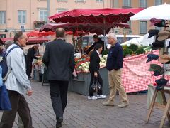 マーケット広場に戻ってきました。先ほどよりも沢山のお店が開き、非常ににぎわってます。おみやげ物もいろいろあったのですが、さすがに北欧、高い！木のカップが数千円。とても手が出ません。。