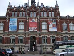 そして、目指すデザイン美術館です。フィンランドデザインが一杯・・・というのを期待してたのですが。二階の展示室は前衛芸術かというものばかり。私にはあまり理解できない、激しい芸術品や写真。ちょっとがっかり・・・
でも、地下にも展示室があることに気づき、行ってみると。こちらはちゃんと(？)フィンランドのデザインの歴史が「少し」展示されてました。ロシアやスウェーデンの影響を受けていること、自然をモチーフにしたものが多いこと・・・などなど。でも、もうちょっとこちらを前面に押し出してほしいなぁ・・・