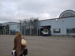 途中キッティラ空港によって、イヴァロ空港に到着。飛行機は沢山の乗客がいましたが、ほとんどはキッティラで降りていきました。普通はこういうとき一度乗客を降ろすと思うのですが、そのまま。一応の荷物チェックをすると、今度はヘルシンキに帰る人が乗ってきました。どうやら、ヘルシンキ→キッティラ→イヴァロ→ヘルシンキというコースを一周しているようです。それにしても、予約したときには直行便って書いてあったのになぁ・・・