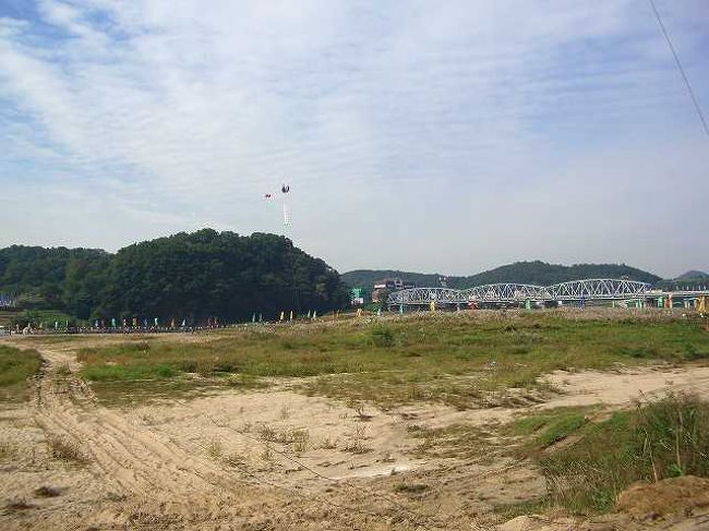 対岸へ<br /><br /><br />公州（コンジュ／Gongju）大学のすぐ横には錦江（クムガン／Geum-gang）という川が流れています。<br />その川を渡って対岸の公山城（コンサンソン／Gongsanseong）へ行くことになりました。