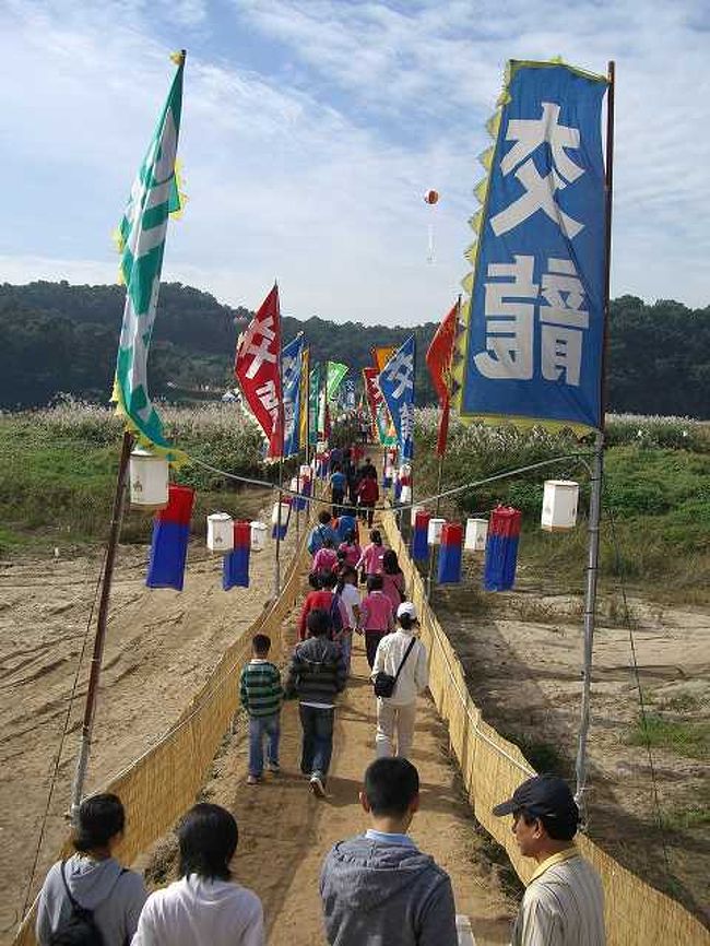 仮設の橋<br /><br /><br />この祭りの時期だけのために作られた仮設の橋の入口です。<br />水がないのかこういう物なのかわかりませんが、地面が見えているところからスタートです。<br /><br /><br />■Photolibrary<br />http://www.photolibrary.jp/img66/69_196454.html