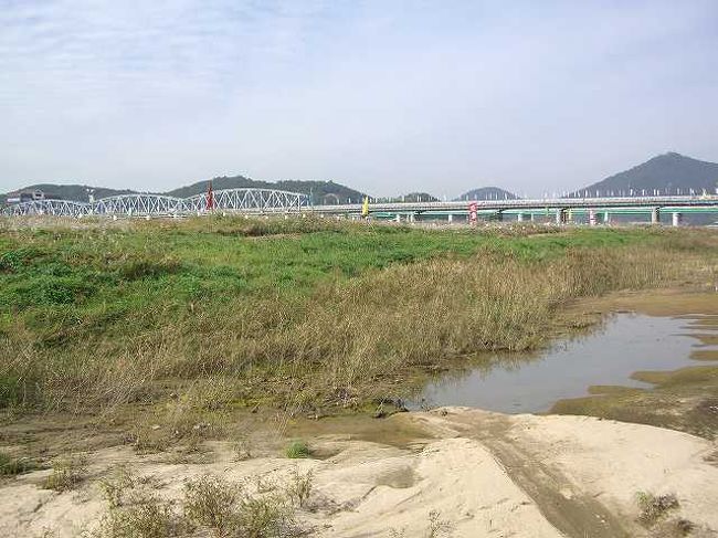 橋の入口<br /><br /><br />橋の入口付近で横を見ると・・・こんな感じですね。<br />ところどころ水たまりができています。<br />しかし、このあたりが水で満たされるのか？