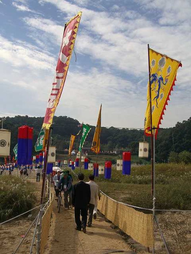 祭りののぼり<br /><br /><br />意外と長いこの橋はまだまだ続きます。<br />と言うより、どちらかと言うと通路って感じですが＾＾；<br />通路の両サイドに百済文化祭ののぼりがたくさん立っていました。<br /><br /><br />■Photolibrary<br />http://www.photolibrary.jp/img66/69_196461.html