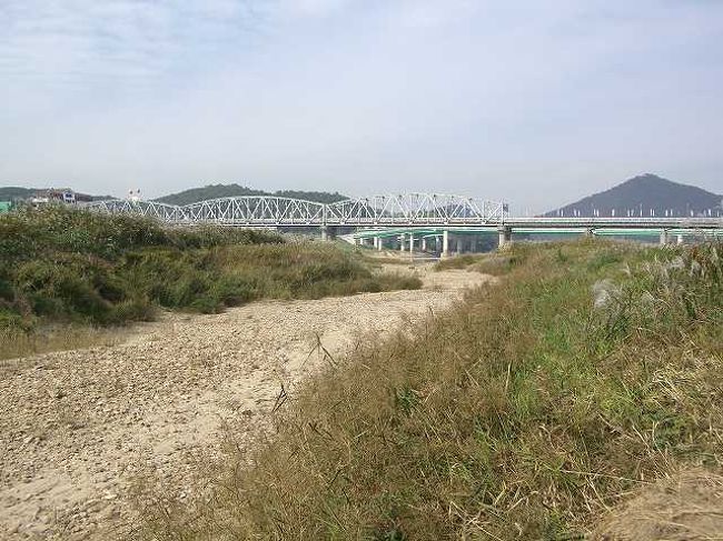 仮設の橋<br /><br /><br />錦江（クムガン／Geum-gang）沿いの河原を歩いて対岸の公山城（コンサンソン／Gongsanseong）に向かう橋に向かいます。<br />この橋？は百済文化祭のこの時期だけできる仮設の橋です。