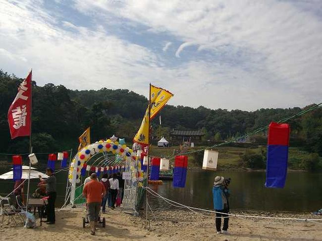 橋の入口<br /><br /><br />さて、いよいよ橋らしいものが出てきました。<br />橋の入口はこんな感じ。<br />フロートを結んだだけの橋はいかにも仮設って感じです。<br />この川、錦江（クムガン／Geum-gang）は増水する事があるんだろうか？<br />ほぼ陸地から橋は始まっていました。<br /><br /><br />■Photolibrary<br />http://www.photolibrary.jp/img66/69_196464.html