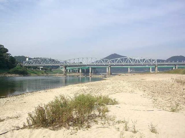 橋に入ったけど・・・<br /><br /><br />ゲートをくぐりフロートのような橋の部分に入っても周りには全然水がありません。<br />下流には自動車用の橋がありました。<br />来るときに通ってきたところかな？<br /><br /><br />■Photolibrary<br />http://www.photolibrary.jp/img66/69_196480.html