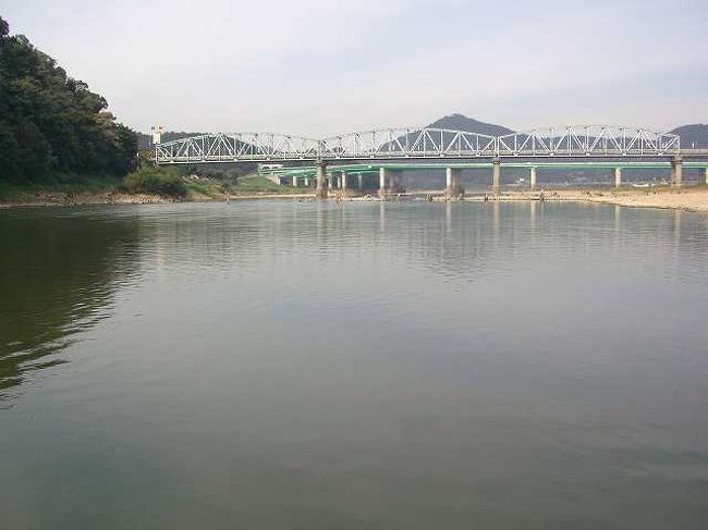 錦江（クムガン）の真ん中<br /><br /><br />錦江（クムガン／Geum-gang）の真ん中あたりには、ちょっとしたスペースが設けられていました。<br />みんなで写真を撮ったりして小休止です。