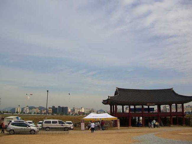 公山城（コンサンソン）北門から<br /><br /><br />公山城（コンサンソン／Gongsanseong）の北門から中に入ったところの景色です。<br />裏庭ではお祭りの屋台やイベント会場などがありました。<br />韓国の祭りは体験コーナーなどもあって、日本の祭りのイメージとはちょっと違います。<br />実際に写真を掲載していませんが、民族衣装も着てみましたよ＾＾<br /><br /><br />■Photolibrary<br />http://www.photolibrary.jp/img66/69_196908.html