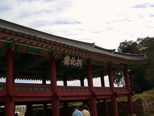 公山城（コンサンソン）北門<br /><br /><br />公山城（コンサンソン／Gongsanseong）の北門です。<br />正式には拱北楼(コンブンル)と呼ばれているそうです。<br />2階部分には上れたら景色が良さそうでしたが、残念ながら上れないような感じでした。<br />そこからの景色も見てみたかった。。。<br /><br /><br />■Photolibrary<br />http://www.photolibrary.jp/img66/69_196911.html