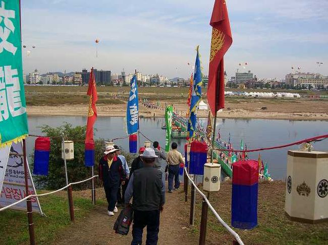 再び川を渡って・・・<br /><br /><br />適当に祭りに参加して満喫？したので、再び錦江（クムガン／Geum-gang）を渡って対岸に帰ります。<br />公山城（コンサンソン／Gongsanseong）は高台にあるので、階段を下りて橋に向かいます。