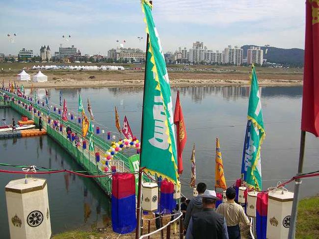 錦江（クムガン）<br /><br /><br />こちら側の錦江（クムガン／Geum-gang）はぎりぎりまで水がありますね。<br />水のない対岸とはずいぶん雰囲気が違います。<br />階段を下りるといきなりフロートの橋が待っています。<br /><br /><br />■Photolibrary<br />http://www.photolibrary.jp/img66/69_196919.html