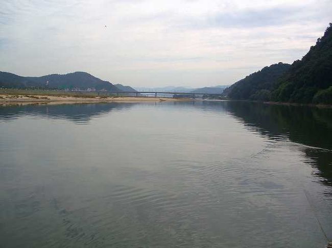 錦江（クムガン）の光景<br /><br /><br />錦江（クムガン／Geum-gang）の光景です。<br />東側？の景色はこんな感じ。<br />自然が豊かな公州でした。