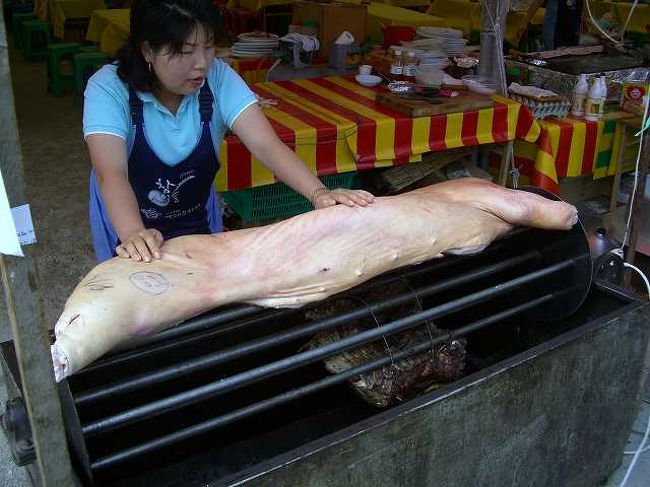 昼食へ<br /><br /><br />再び公山城（コンサンソン／Gongsanseong）側の駐車場に車を停めて、友人の後ろについて歩きます。<br />こちら側でも至る所で屋台が出ています。<br />コレは豚の丸焼きですね〜　豪快です＾＾<br />こんな風にして焼いているんですね〜