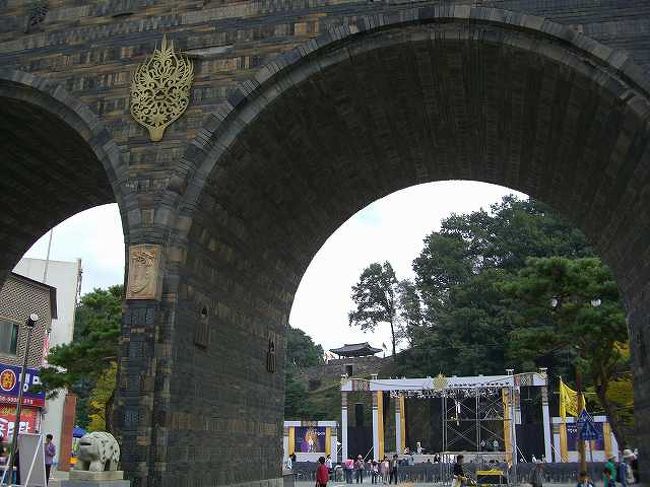 公山城（コンサンソン）のゲート<br /><br /><br />公州（コンジュ／Gongju）の町中に突然そびえるゲートからは公山城（コンサンソン／Gongsanseong）が見えました。<br />ゲートにはなにやら紋章のようなものも付いていました。<br /><br /><br />■Photolibrary<br />http://www.photolibrary.jp/img66/69_197449.html<br />