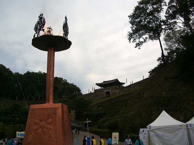 公山城（コンサンソン）付近で<br /><br /><br />公山城（コンサンソン／Gongsanseong）の近くまで来ました。<br />高台にそびえるのが正門でしょうか？<br />公山城は百済時代の代表的な城跡の一つのようですが、今回はここに入るだけの時間的余裕はなさそう・・・<br /><br /><br />■Photolibrary<br />http://www.photolibrary.jp/img66/69_197450.html