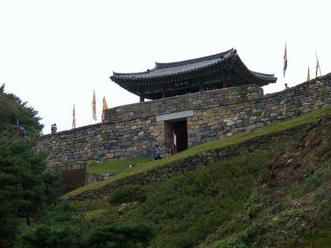 公山城（コンサンソン）西門<br /><br /><br />仕方がないので、入口近辺からズームで寄ってみました。<br />こちらは公山城（コンサンソン／Gongsanseong）正面のようですが、西門になるようです。<br />また、正式には錦西楼(クムソル)と呼ばれているようです。<br />今度機会があれば行ってみようと思います。<br /><br /><br />■Photolibrary<br />http://www.photolibrary.jp/img66/69_197453.html