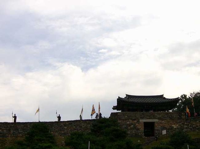 錦西楼(クムソル)と城壁<br /><br /><br />その西門と外壁全体です。<br />この外壁は高さが2.5mあるとか・・・<br />公山城（コンサンソン／Gongsanseong）は韓国史跡12号にも指定されているそうです。<br />城壁のところには衛兵のような人が立っていました。