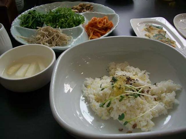 公州（コンジュ）名物のビビンバ<br /><br /><br />公州（コンジュ／Gongju）名物のビビンバです。<br />石焼ビビンバとは違い、具が別々に盛られてきました。<br />さっぱりしていておいしかったです。<br /><br /><br />■Photolibrary<br />http://www.photolibrary.jp/img66/69_197718.html