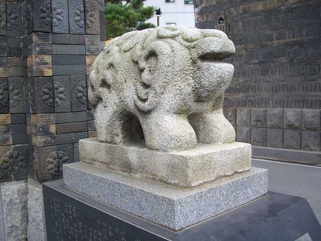 韓国の狛犬？<br /><br /><br />日本で言う「狛犬」でしょうか？<br />公山城（コンサンソン／Gongsanseong）ゲートの手前のところに2体いました。<br /><br /><br />■Photolibrary<br />http://www.photolibrary.jp/img66/69_197723.html