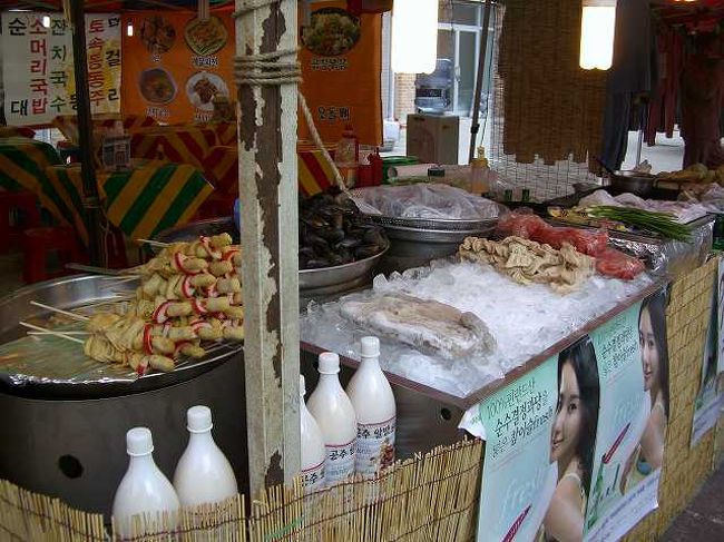 屋台にて<br /><br /><br />屋台が建ち並びます。<br />おいしそうな臭いがしますが、何が売られているんでしょう？