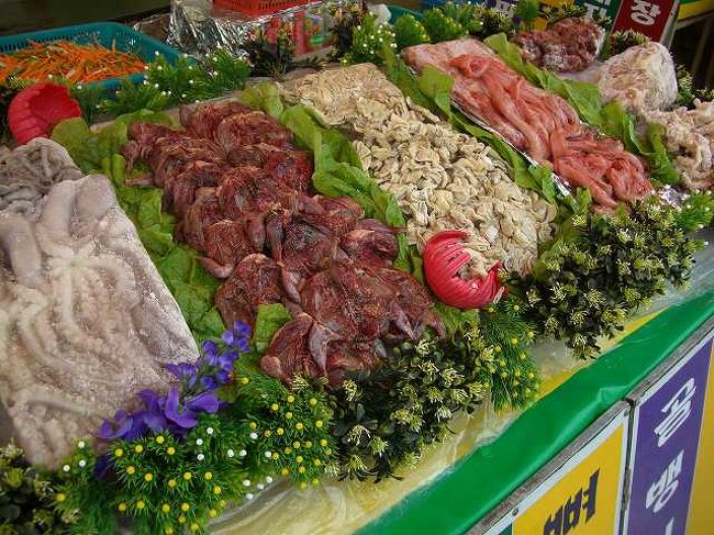 新鮮な肉類？<br /><br /><br />生々しいお肉類が並んでいました。<br />もちろん調理はするんでしょうが。。。<br /><br /><br />■Photolibrary<br />http://www.photolibrary.jp/img66/69_197728.html