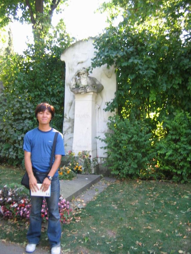 ブラームスの墓<br />実は２０年以上前ここ同じ場所で親父が卒業旅行で来たらしく、その写真をみた。<br />なんか親父もこの写真見て喜んでいたわ。