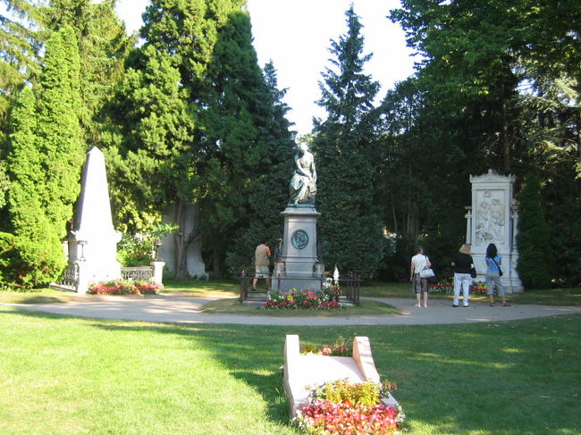 有名人ってか偉人の墓銀座ってとこかしら。