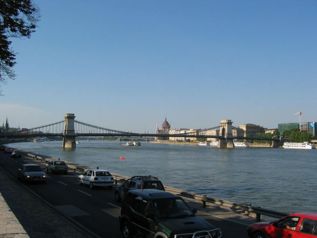 有名なエリザベート橋<br />すげー鉄鉄してて重厚でした。