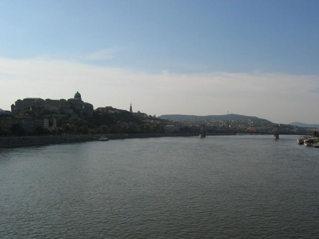 すげー綺麗なお店が沢山あります。<br />アンティークの店で３つヘレンドグラスの小物を購入。２人の祖母へと１つは母へ。<br />結構奮発した