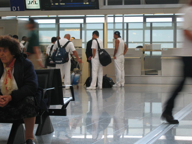 アテネオリンピックの水泳団といっしょの飛行機。<br />帽子を後ろ向きにかぶってるのが北島。<br />飛行機のニュースで初めてメダルとったことを知る。<br />「チョー気持ちいい」って映像が流れてた。<br />北島も見てるるんだろうなって感じ。<br />すげー恥ずかしいんだろうなー<br />