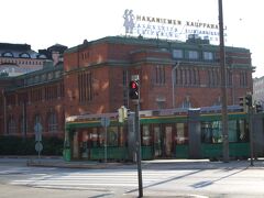 ちょっと駅側に戻ったところに、マーケットはありました。