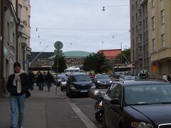 場所的に都合がよいので、テンペリアウキオ教会に向かいます。トラムから降りると、みんな一斉に教会に向かいます。人気があるんだな〜と思ってたら、教会の周りは観光バスで一杯！