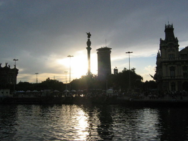 コロンブスがアメリカを指してます。