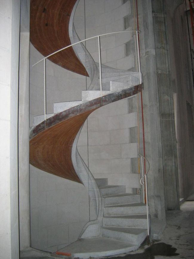 サクラダファミリアのらせん階段。<br />将来俺の家にこれと似たの作るわ