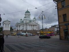 ここで一番の観光スポット、ヘルシンキ大聖堂へ。上にくっつくタマネギが、なんとなくロシアを想像させるのは私だけ？
