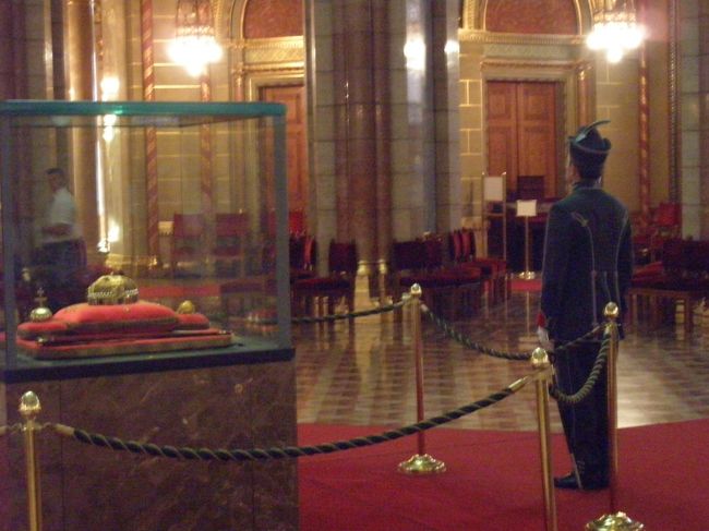 国会議事堂内部にある王冠。警備の兵士が着いています。
