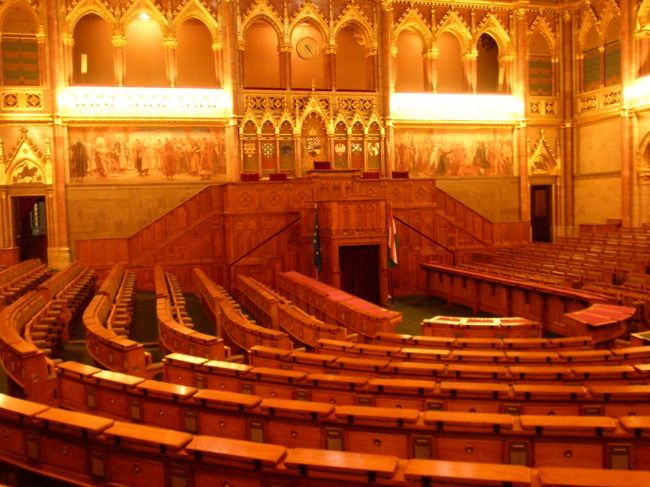 国会議事堂会議場。全く同じ会議場がが２つあり、これは国際会議に使うとのこと。