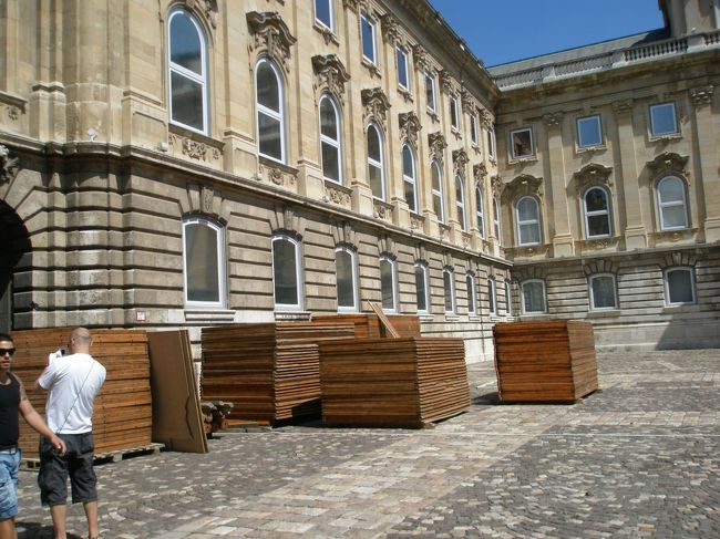 王宮近く、翌日よりヨーロッパ一の祭があると言うことであちこちで屋台等の準備のためパネルが足場が至るところにありました。何の祭だろう。