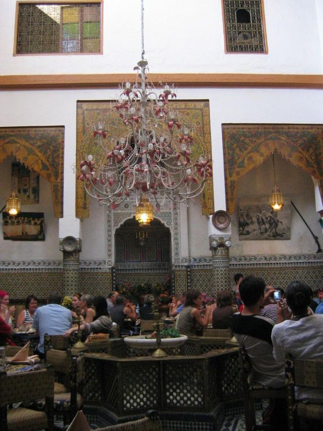 ジトゥーナっていうレストラン。<br />モロッコ料理なんだけど内装がすげーきれいです。<br />入口とか質素だから中に入ったらびっくり。