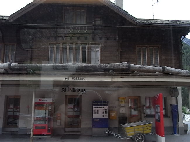 途中の駅も山小屋風でかわいらしい。