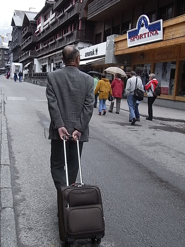 ツェルマットの街を歩くT氏。<br />スイス10日余りの旅で<br />荷物はこの小さなキャリングバックひとつですか？<br />「以前、ロスト・バッゲージに遭ってね、<br />それ以来、荷物は機内持込にしているんだ」<br />なかなか旅慣れた方とお見受けしました...