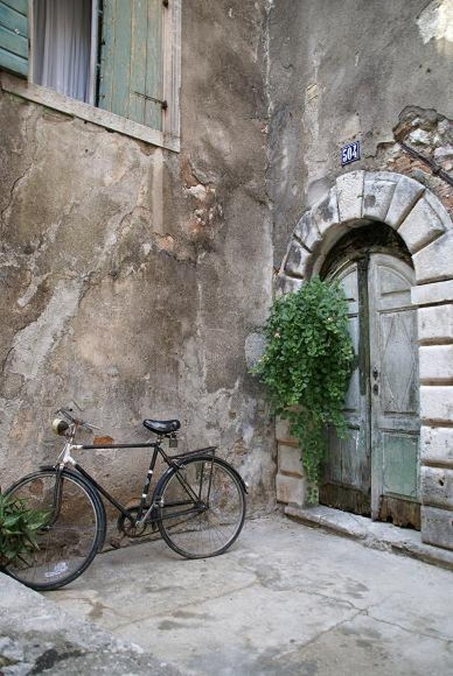 クロアチアのドブロクニクを過ぎると、観光と言うより移動の日々が続くようになった。。。 <br />モンテネグロのコトルと言う世界遺産にも登録されてる港町に１泊する。。。 <br />そこはホテルが高いのでプライベートルームという民泊になった。。。バスターミナルに来てる客引きと交渉する。。。 <br />相場は１０€〜ぐらいなので、最小限の１０€で交渉するが、なかなか難航するが粘り勝ちで宿を決めた。。。 <br />しかし旧市街から３００ｍと言っていたのに、確実に１kmは離れていて微妙に騙された感があり１勝１敗の痛み分けか？？？ <br />次の日はモンテネグロの国境の町ウルツィニィに移動する。。。 <br />ここまで来るとガイドブックには地名しか載ってない・・・ <br />バスターミナルで降りるがそこから右に行くか左に行くかもわからない。。。 <br />ターミナルにはインフォメーションもなく、チケットの売りのおばさんに安宿を聞くがセンターに行けの一言・・・ <br />センターはどっちだ？？？と言っても、あっちみたいな感じでしか言わない・・・ <br />あっちがわからないんだ・・・ <br />でも長く旅してると旅の勘みたいなのがあり、地図とかないときは勘に頼ることも多い。。。 <br />勘なので何の根拠もないが町の雰囲気や匂い的なもので歩いてみるが、それが意外とよかったりすることが多いので、まんざら旅の神様には見捨てられてないのだなと思うことも多い。。。 <br />