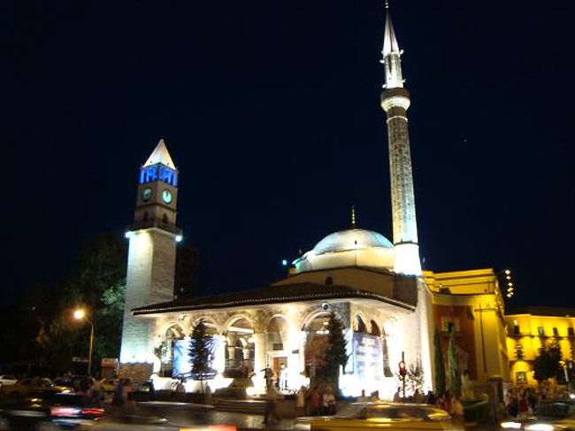 ウルツィニィからアルバニアの国境の町シュコダルには朝の６：３０発のミニバスがあった。。。 <br />アルバニアは入国税が１０€もかかった。。。そのわりにはパスポートには入国スタンプが押されていない・・・ <br />アルバニアの入国審査もいい加減で、スタンプを押さないことも多く、それによって出国の際にトラブルになることはほとんどないらしいが、入国税を取られなかったとは聞かないので、そこれへんはちゃっかりしてた。。。 <br />シュコダルも地名しかわからなったが、到着すると首都のティナラ行きのバスが待っていたので、それに乗り込みティナラには昼前に着いていた。。。 <br />ティナラには１泊したが見所もほとんどなく、食事とアイスクリームが安くその印象しか残っていない・・・ <br /><br />