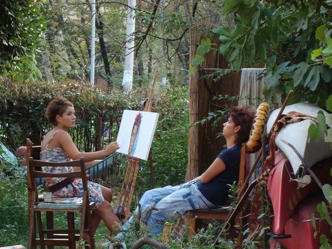 マケドニアの首都スコピエにはティナラから夜行バスが出ていた。。。 <br />マケドニアEUには加盟していないが、よっぽどEUに加盟したいらしく出入国のスタンプはEUと同じものを使っていた。。。 <br />EUの出入国スタンプは味気ないのであまり好きではない・・・ <br />日本の物も味気ないのであまり文句も言えないが・・・ <br />出入国スタンプのいいデザインのものを押されると、それだけでその国が好きになったりもするぐらい重要なアイテムだ。。。 <br />スコピエも大した見所はなさそうな感じだったので、早朝着くと１時間ぐらい町を見て、昼前の列車に乗りギリシャへと向かった。。。 <br />ギリシャに入国した時点で東欧の旅が終わったことになる。。。 <br />東欧の旅を終えて一番に思ったのが、ぜひとももう一度行ってみたい国や街がないことだった・・・ <br />東欧に魅力がないのか、駆け足で回りすぎたのか、俺の感性が乏しいのかそれはわからないが、もう一度行ってみたいと思えるところがなかったのはちょっとショックでもあった。。。 <br />西側はギリシャとイタリアを回る予定にしてる。。。 <br />何が見れるのか？？？楽しみだ。。。 <br />