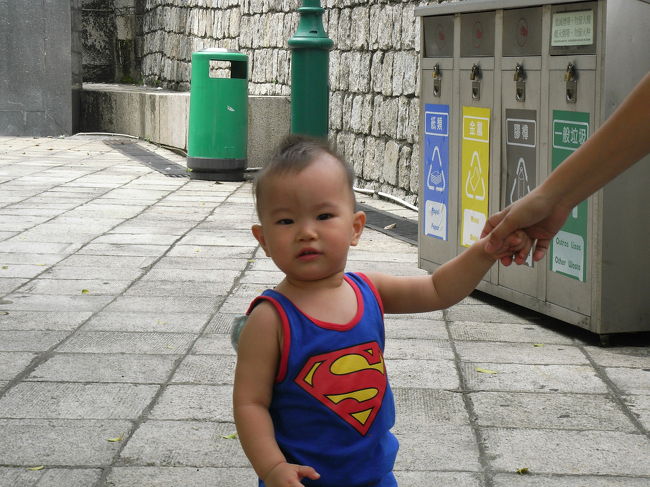 リラウ広場にいた子供です。スーパーマンのシャツを着ています