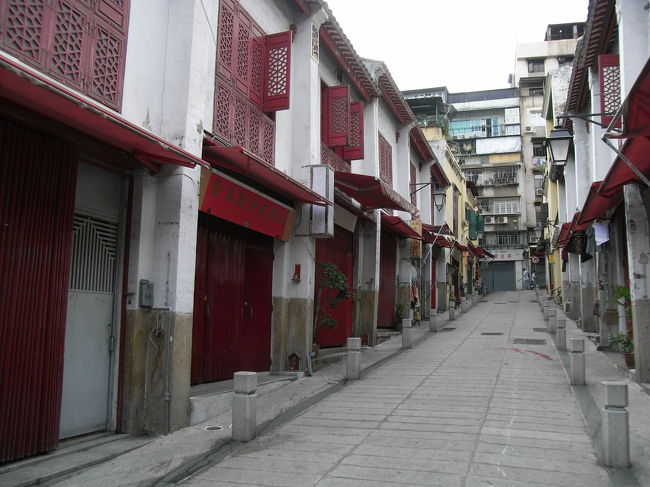 福隆新街　夜はかなりにぎやかです。なかなか味がある建物です