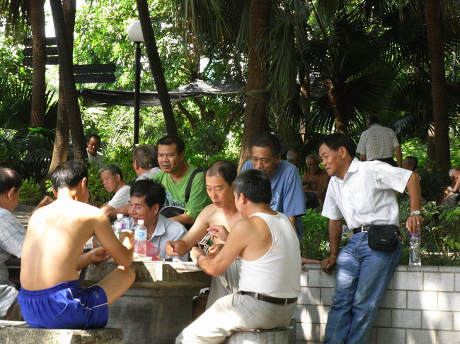 ルイス・カモンエス公園でオジサンたちが碁か将棋のようなモノをしていました。何か賭けているのかな?