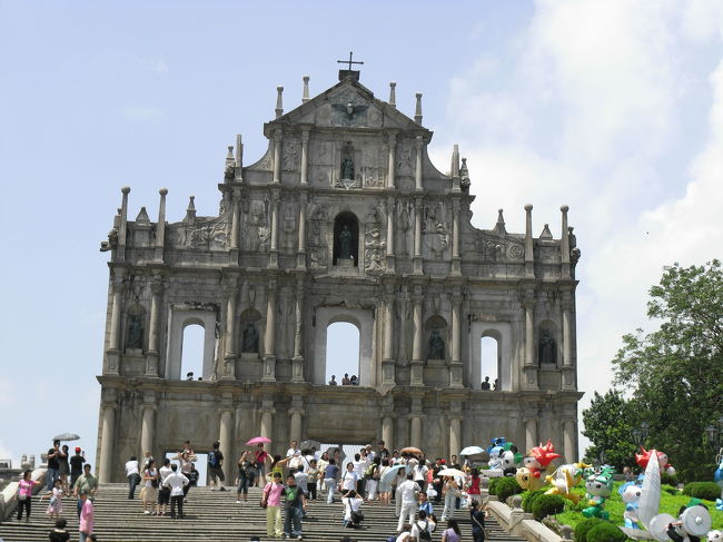 マカオと言えば、聖ポール天主堂跡です。大きかったですね。